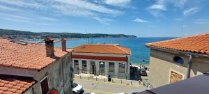 a view of the ocean from between two buildings at Apartmaji JURCAN Izola in Izola