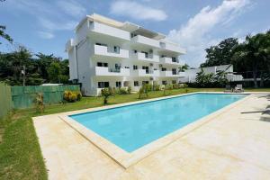 una villa con piscina di fronte a un edificio di Estrella Residences - Two Bedroom a Cabarete