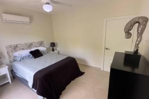 una camera con letto e tavolo con statua di Estrella Residences - Two Bedroom a Cabarete Altre 5 foto