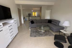 un soggiorno con un divano e un tavolo di Estrella Residences - Two Bedroom a Cabarete