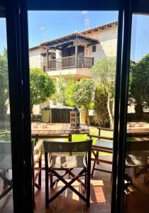 uitzicht op een terras met een tafel en een huis bij Sea and Stone Villa in Afitos