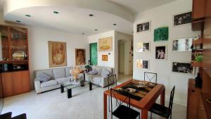 a living room with a couch and a table at UN BALCONE IN PINETA in Fezzano