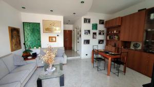 費札諾的住宿－UN BALCONE IN PINETA，客厅配有沙发和桌子