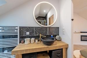bagno con lavandino e specchio di Le Cocon Brestois - Centre ville a Brest