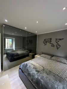 貝澤卡的住宿－Koi House，一间卧室设有两张床和大镜子