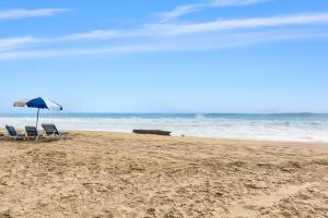 Pantai di atau di dekat resor