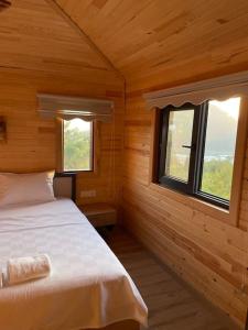 a bedroom with a bed in a wooden cabin at Doğanın İçinde Lüks Jakuzili Balayı Bungalovu(роскошное шале с джакузи) in Kumluca