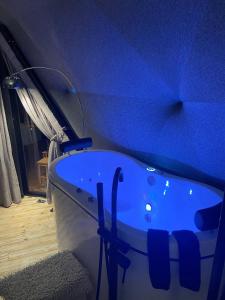 bañera azul en una habitación con pared azul en Kairos Glamping - Rancho Queimado - SC, en Rancho Queimado