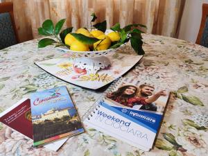 een tafel met boeken en een kom citroenen bij ALYSSA SWEET DREAMS -Holidays House in Sora