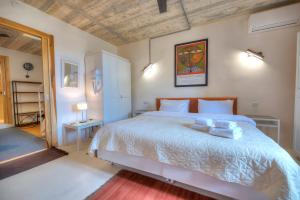 Postel nebo postele na pokoji v ubytování Independent Old House in Gozo With Modernized Interior
