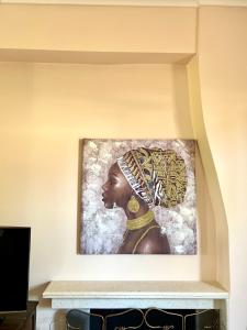 een schilderij van een vrouw aan een muur bij Sea and Stone Villa in Afitos +60 foto's