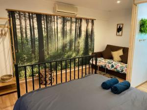 een slaapkamer met een bed en een balkon met uitzicht op de bomen bij « Aux bonheurs Landais » in Linxe
