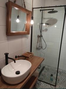 ein Badezimmer mit einem weißen Waschbecken und einer Dusche in der Unterkunft Domek na Górce - Mazury, Mrągowo in Borowe