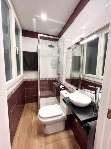a bathroom with a toilet and a sink and a shower at NEURE KABIA urban studio in Bermeo
