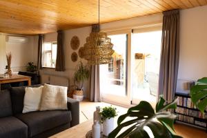 Posezení v ubytování Gezellig ruim landelijk huisje aan het water