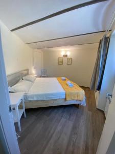 um quarto com uma cama e uma mesa em CASCINA BINELLO em Murazzano