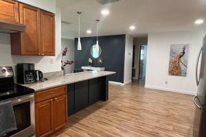 Kuchyň nebo kuchyňský kout v ubytování LuxCoral - 4 Min walk to beach!