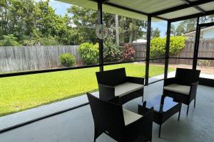 een patio met stoelen, een tafel en een hek bij LuxCoral - 4 Min walk to beach! in Cape Canaveral