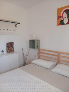 una camera con due letti e un dipinto sul muro di Apartment Red wine a Ližnjan (Lisignano)