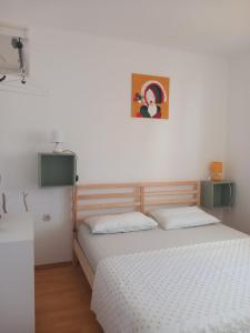 una camera con due letti e una foto a parete di Apartment Red wine a Ližnjan (Lisignano)