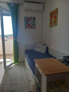 una piccola camera con letto e tavolo di Apartment Red wine a Ližnjan (Lisignano)