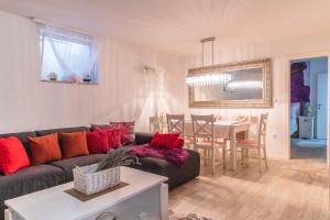 ein Wohnzimmer mit einem Sofa und einem Tisch in der Unterkunft Villa Tamaris in Makarska