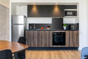 Kuchyňa alebo kuchynka v ubytovaní Superbe T2 neuf haut de gamme, climatisé, parking gratuit, 2eme ligne balcon, jardin 3