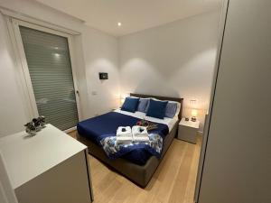 een slaapkamer met een bed met twee handdoeken erop bij Happy Holiday Apartment in Cagliari