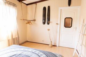 Postel nebo postele na pokoji v ubytování Gezellig ruim landelijk huisje aan het water