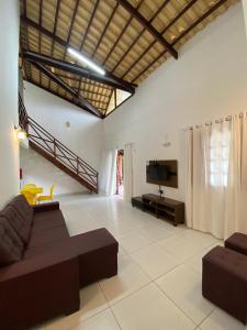 ein Wohnzimmer mit einem Sofa und einem TV in der Unterkunft Casa de Serra Guaramiranga in Guaramiranga