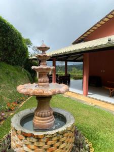 une fontaine en pierre au milieu d'une cour dans l'établissement Casa de Serra Guaramiranga, à Guaramiranga