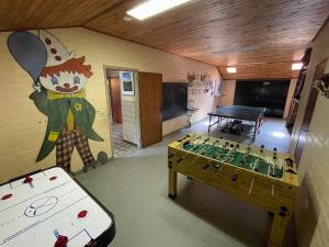 ein Zimmer mit einem Tisch und einem Brettspiel in der Unterkunft completely renovated back part of a farm in Uden
