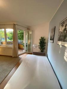 a living room with a couch and a table at Zentraler Komforttraum in Berlin