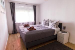 una camera da letto con un letto con due asciugamani sopra di Ferienwohnung Dreiländereck a Rheinfelden