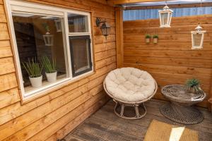 Patio nebo venkovní prostory v ubytování Gezellig ruim landelijk huisje aan het water
