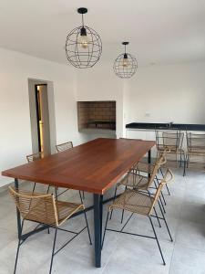 una gran mesa de madera con sillas en una habitación en 3D ALTO VEINTE en Salta