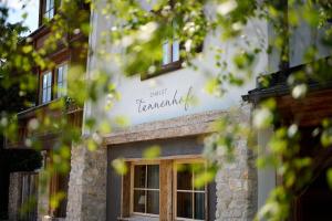 budynek z oknem i znakiem na nim w obiekcie Chalet Tannenhof w mieście Lermoos