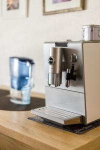 una macchina per il caffè appoggiata su un bancone di Ferienwohnung Dreiländereck a Rheinfelden