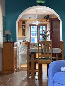 een keuken en eetkamer met een tafel en stoelen bij VV Casa Carmela Talavera in Barlovento