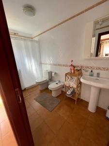 een badkamer met toilet en wastafel bij VV Casa Carmela Talavera in Barlovento +29 foto's