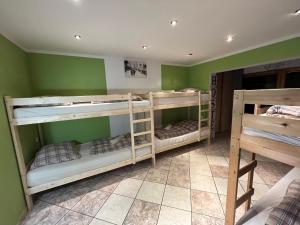 Una cama o camas cuchetas en una habitación  de Hostel Regionalny