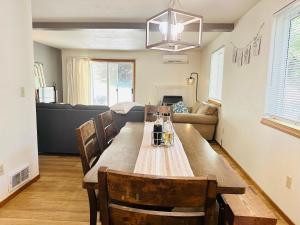 comedor y sala de estar con mesa de madera y sillas en Urban Farmhouse- KING bed!, en Corvallis
