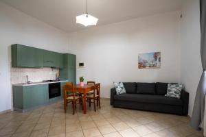 sala de estar con sofá y mesa en Appartamenti moderni Empoli-Vinci, en Empoli