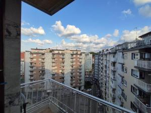 - un balcon avec des bâtiments offrant une vue sur la ville dans l'établissement Amonaren Etxea., à Saint-Sébastien