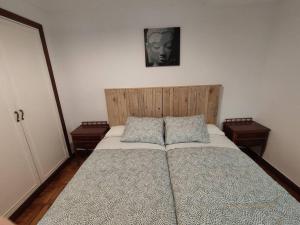 una camera da letto con un grande letto con due cuscini di Amonaren Etxea. a San Sebastián