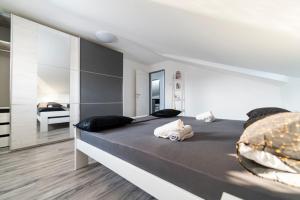 ein Schlafzimmer mit einem großen Bett in einem Zimmer in der Unterkunft City Center Mayess Aparment in Zadar