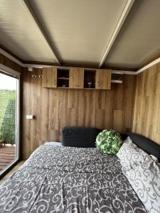 ein Schlafzimmer mit einem Bett in einem Wohnwagen in der Unterkunft Splav na reci Savi in Ostružnica
