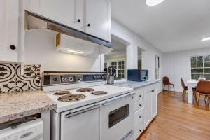 cocina con horno de fogón blanco en una habitación en Renovated House In Buena Vista en Winston-Salem