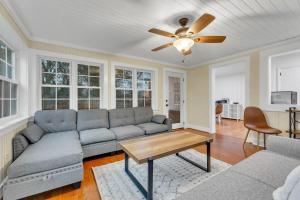 sala de estar con sofá y ventilador de techo en Renovated House In Buena Vista en Winston-Salem