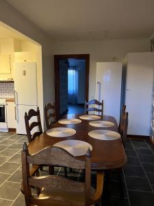 jadalnia ze stołem i kuchnią w obiekcie Vetlandavägen 37 C w mieście Målilla